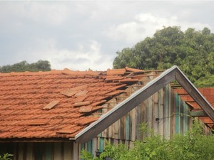 Casa destelhada em Glória de Dourados (Foto: Rafael Henrique da Silva/VC no G1 MS)