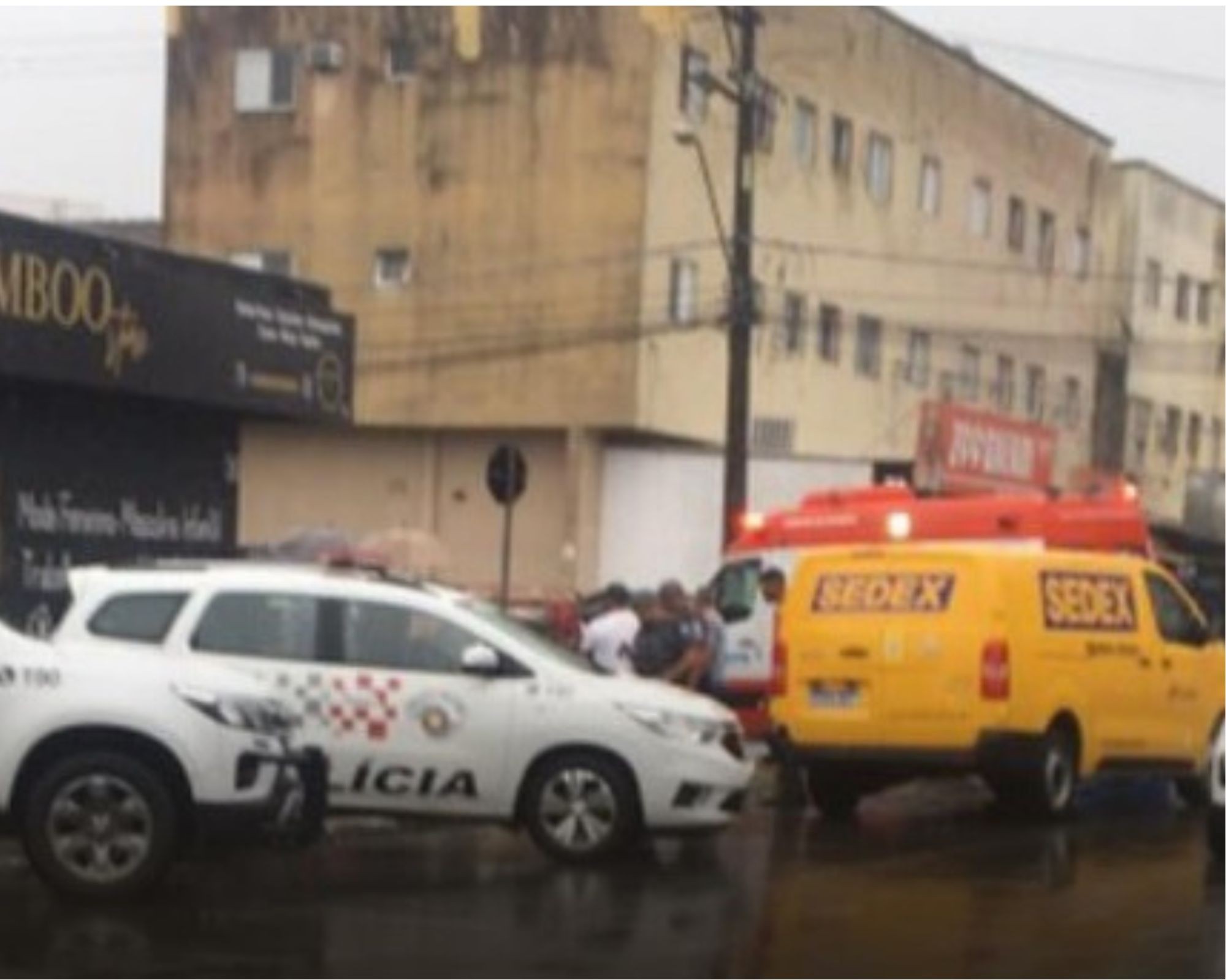 Homem rouba veículo de entregas do Sedex e atropela avó e neto na calçada durante a fuga no litoral de SP
