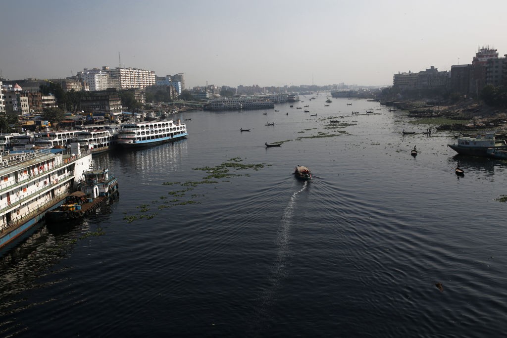 People use boats to cross the Buriganga river in Dhaka, Bangladesh on December 31, 2018, a day after the countrys 11th general election. Bangladesh Awami league-led Grand Alliance led by Prime Minister Sheikh Hasina has won 11th general election with 288  (Foto: NurPhoto via Getty Images)