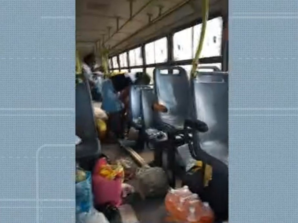 Cerca de 40 passageiros de ônibus são assaltados por grupo armado em estrada de terra em Feira de Santana — Foto: Reprodução/TV Bahia