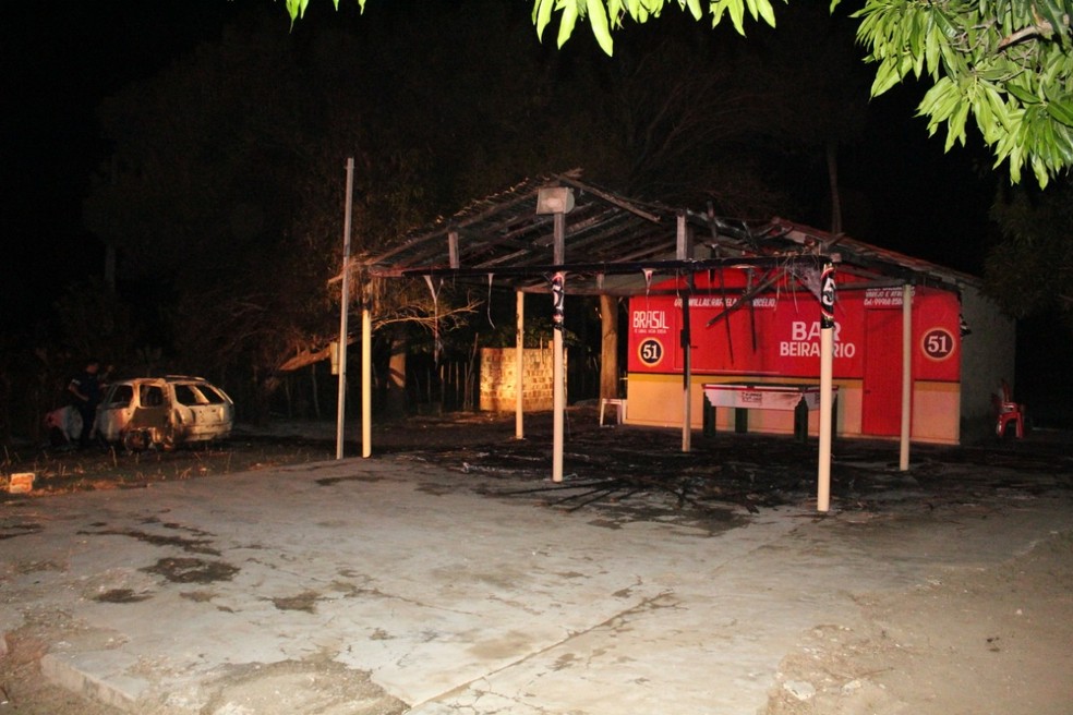 Criminosos mataram comerciante e incendiaram bar e carro dele, em Dix-Sept Rosado, RN.  â€” Foto: Marcelino Neto/O CÃ¢mera