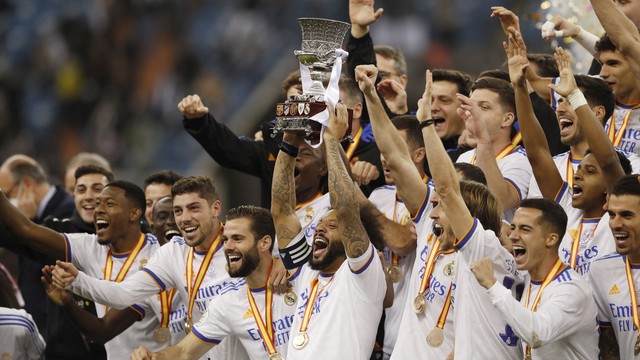 Marcelo ergue a taça de campeão da Supercopa da Espanha para o Real Madrid
