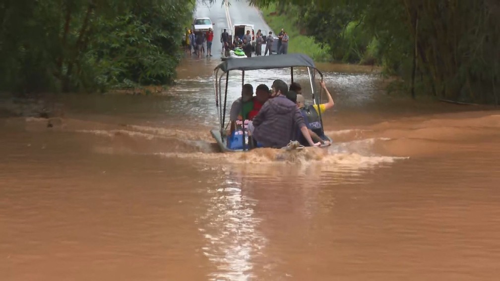 Moradores precisam usar lanchas e motos aquáticas para fazer travessia em rodovia em Juatuba — Foto: TV Globo
