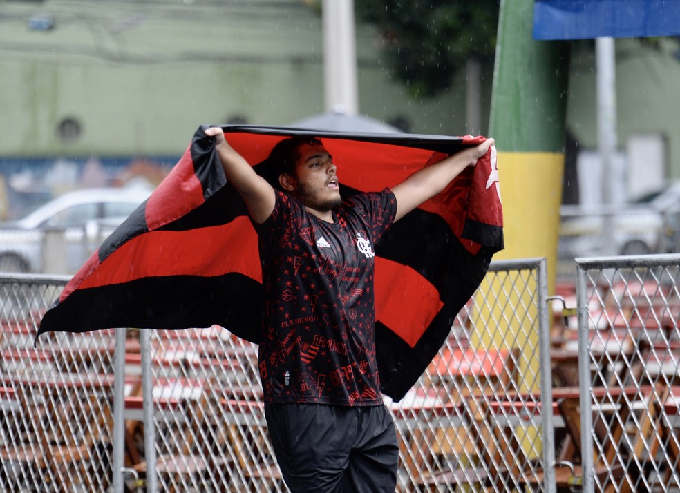 Flamenguista torce embaixo de chuva nas ruas da Tijuca &mdash; Foto: Andr&eacute; Dur&atilde;o