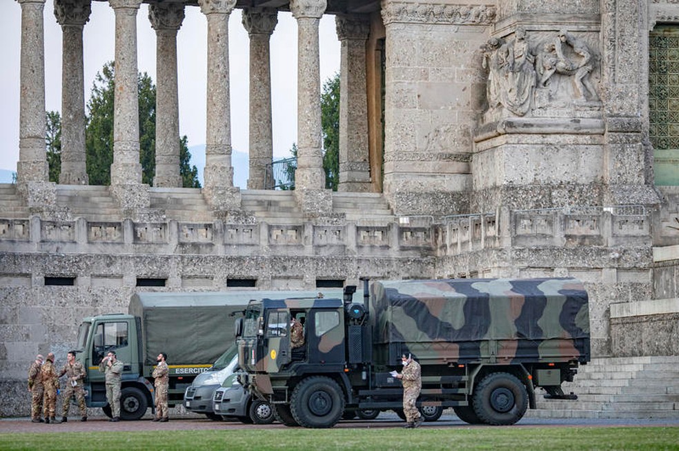 Ex&eacute;rcito transporta corpos de v&iacute;timas do novo coronav&iacute;rus em Bergamo, na It&aacute;lia, nesta quinta-feira (19) &mdash; Foto:  Sergio Agazzi.Fotogramma via Reuters