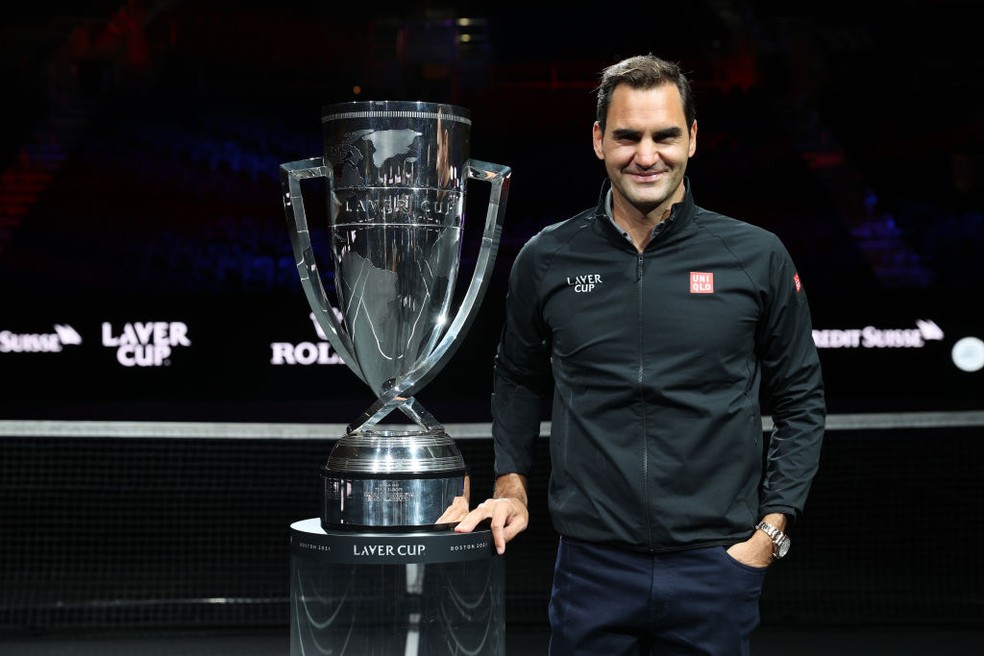 Roger Federer posa com o troféu da Laver Cup  — Foto: Clive Brunskill / Getty Images