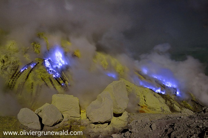 Em vez de lavas vermelhas, o vulcão liberava lavas azuis (Foto: Reprodução / oliviergrunewald.com)