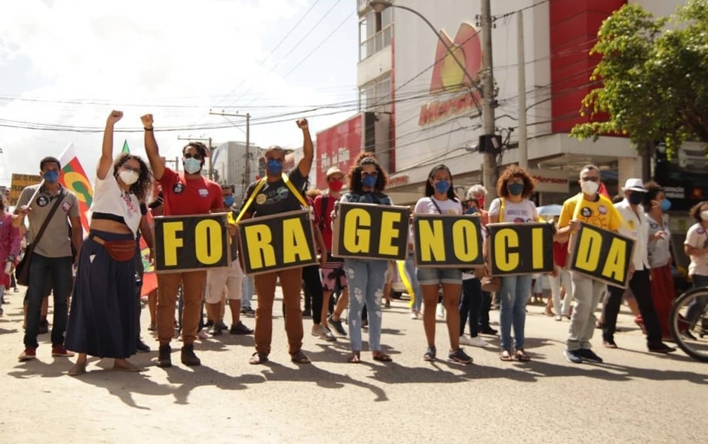 Manifestantes protestam contra Bolsonaro e a favor da vacina em Feira de Santana — Foto: Divulgação
