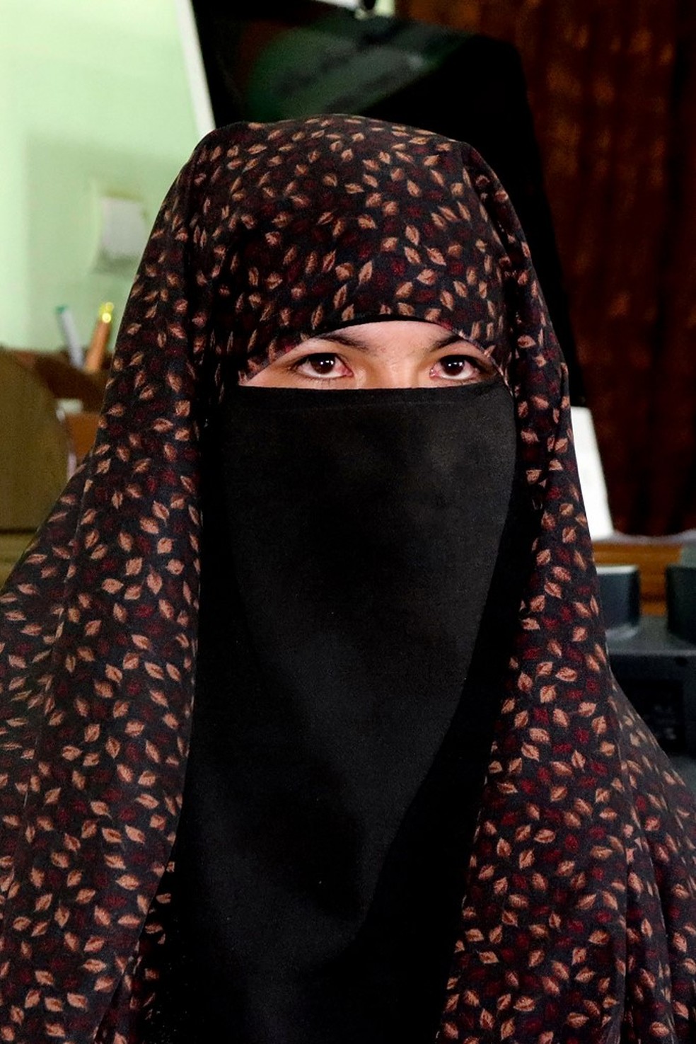 Qamar Gul, que usou uma AK-47 para matar membros do Talibã que haviam assassinado seus pais — Foto: Stringer/Via AFP