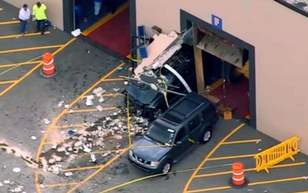 Imagem de vídeo da NBC Boston mostra destruição provocada por veículo em acidente durante leilão em Billerica, Massachusetts, na quarta (3) (Foto: NBC Boston via AP)
