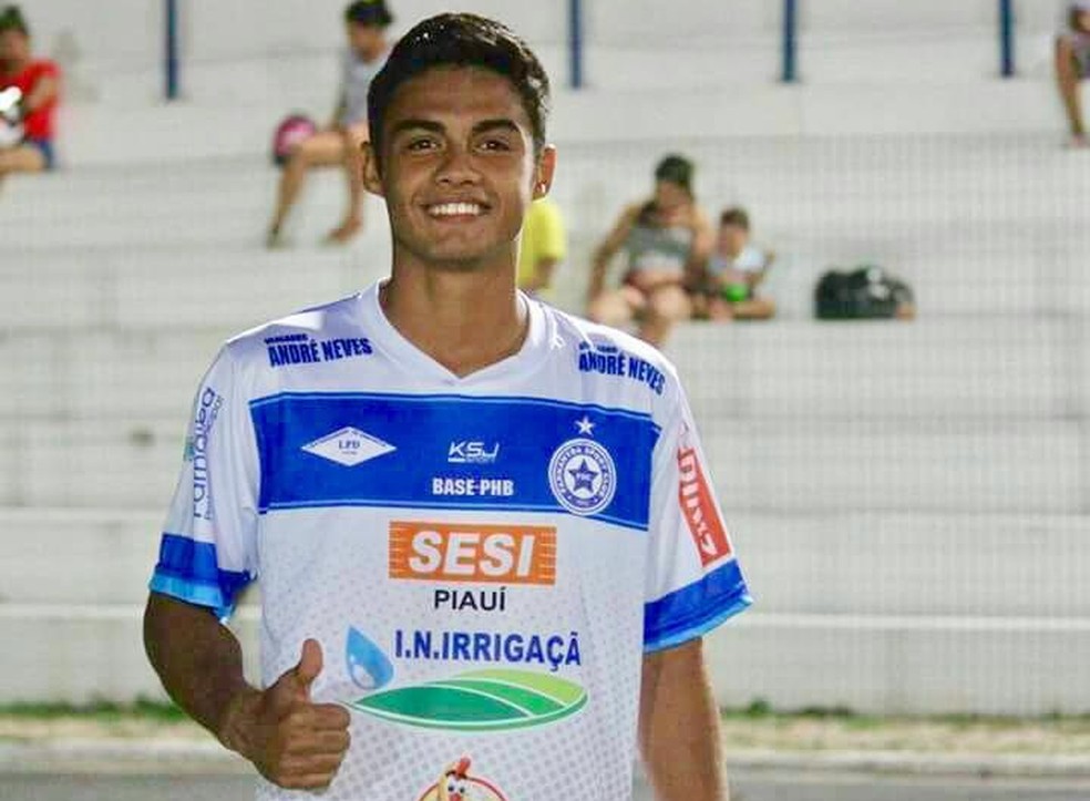 Felipe Garcês, de 17 anos, jogou a Copa Piauí. Regulamento proibia (Foto: Blog do Jonys)