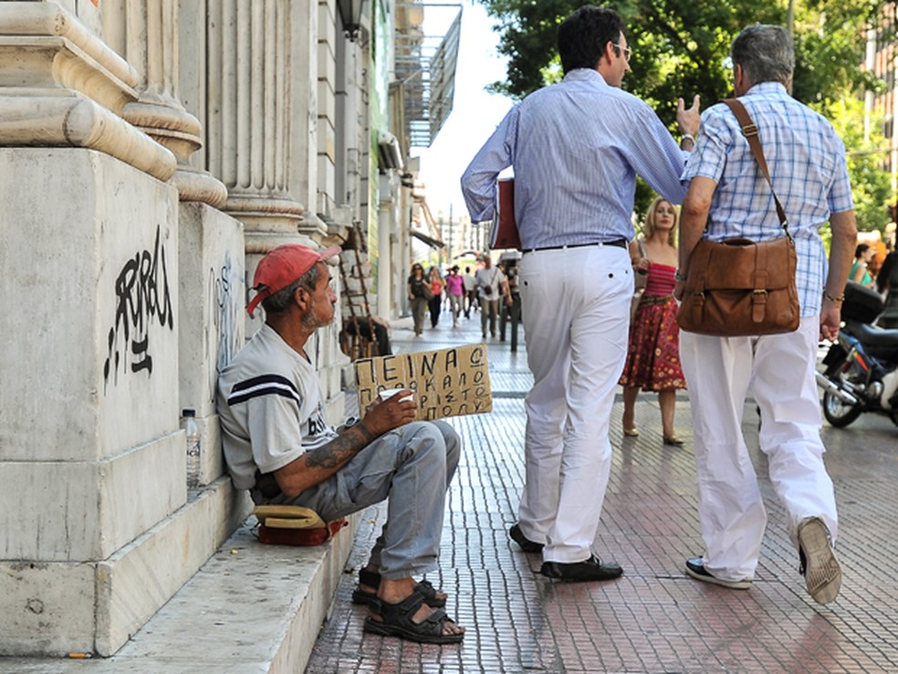 Grego pede esmola em Atenas — Foto: AFP