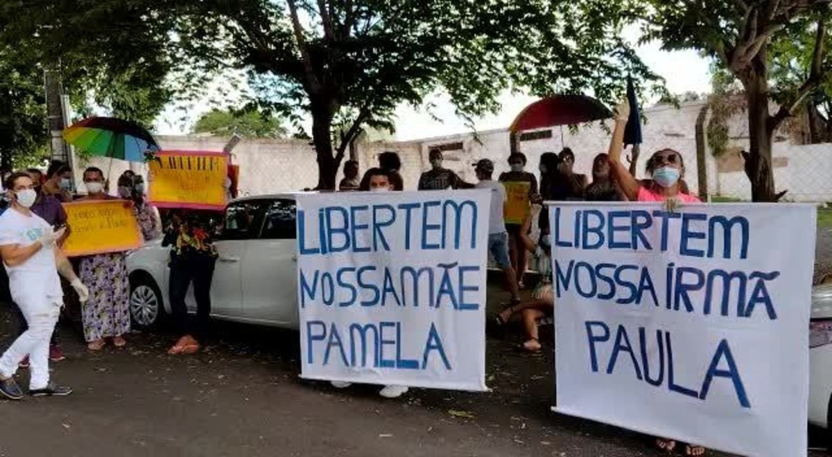 Manifestantes protestam na porta do Ministério Público contra a detenção da ex-vereadora de Uberlândia Pâmela Volp; Justiça prorroga a prisão - G1