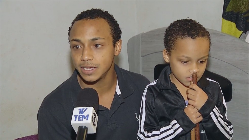 Miguel começou a tocar bateria observando o pai (foto) e o tio — Foto: Reprodução/TV TEM