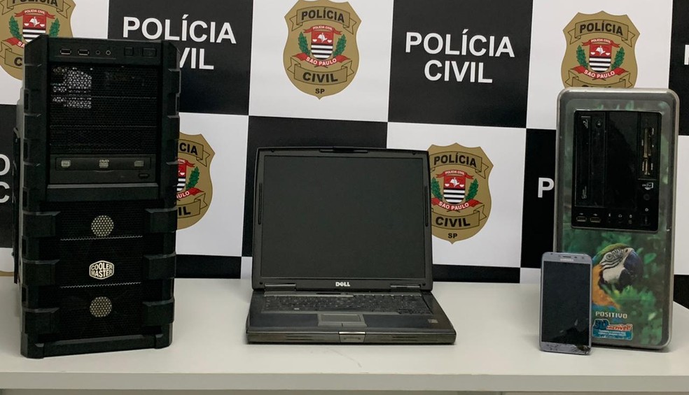 Aparelhos foram apreendidos na casa do suspeito em Jundiaí — Foto: Polícia Civil