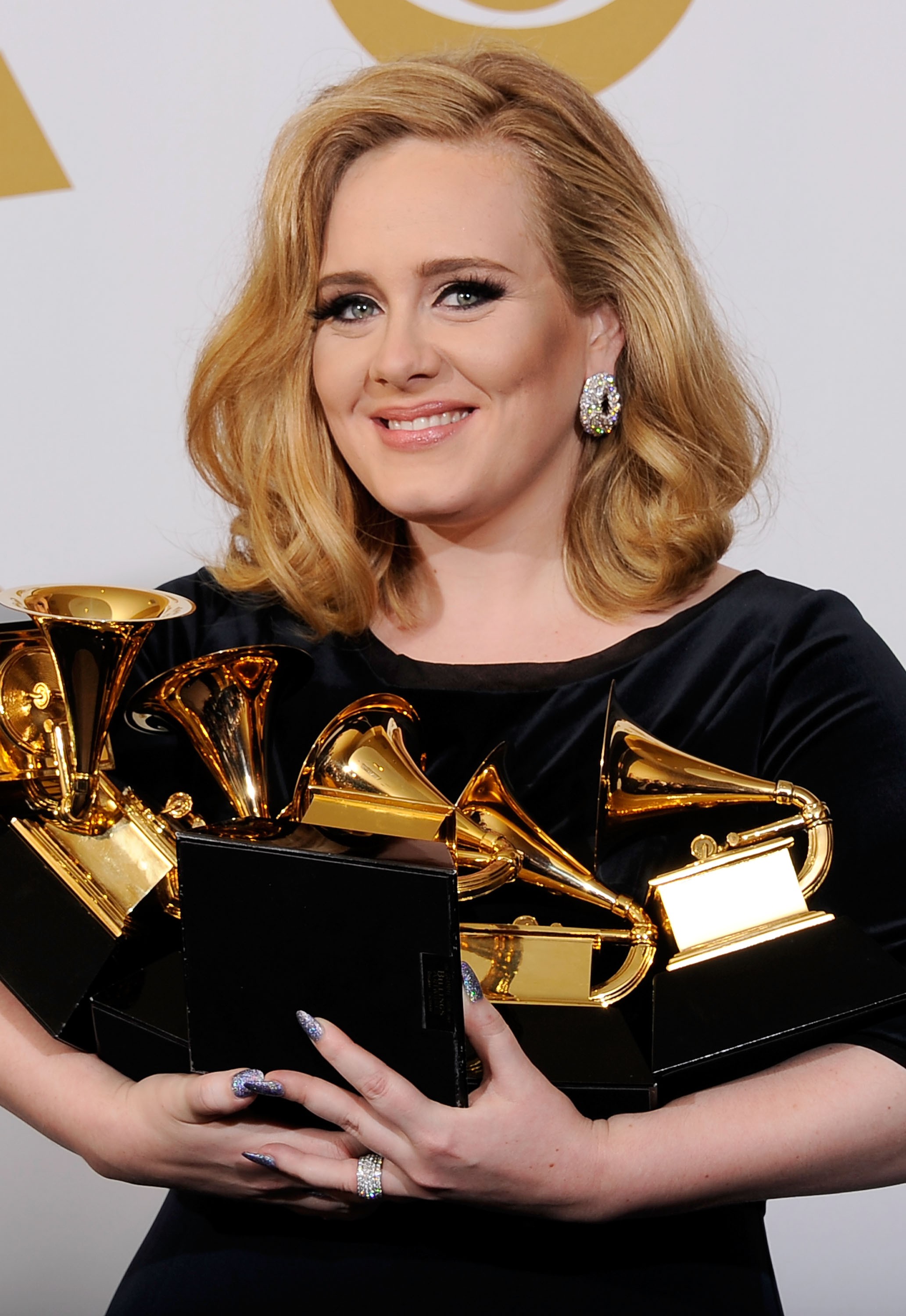 LOS ANGELES, CA - FEBRUARY 12:  Singer Adele, winner of the GRAMMYs for Record of the Year for "Rolling In The Deep", Album of the Year for "21", Song of the Year for "Rolling In The Deep", Best Pop Solo Performance for "Someone Like You", Best Pop Vocal  (Foto: Getty Images)