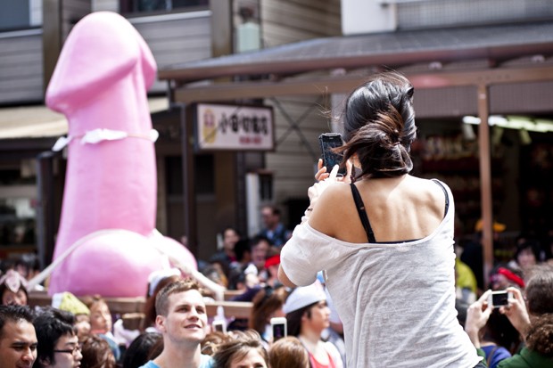 Mulher fotografa escultura de pênis gigante em festival no Japão (Foto: Getty Images)
