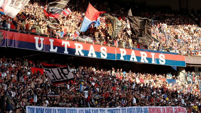 Faixa compara Neymar à personagem de desenho que reclama muito