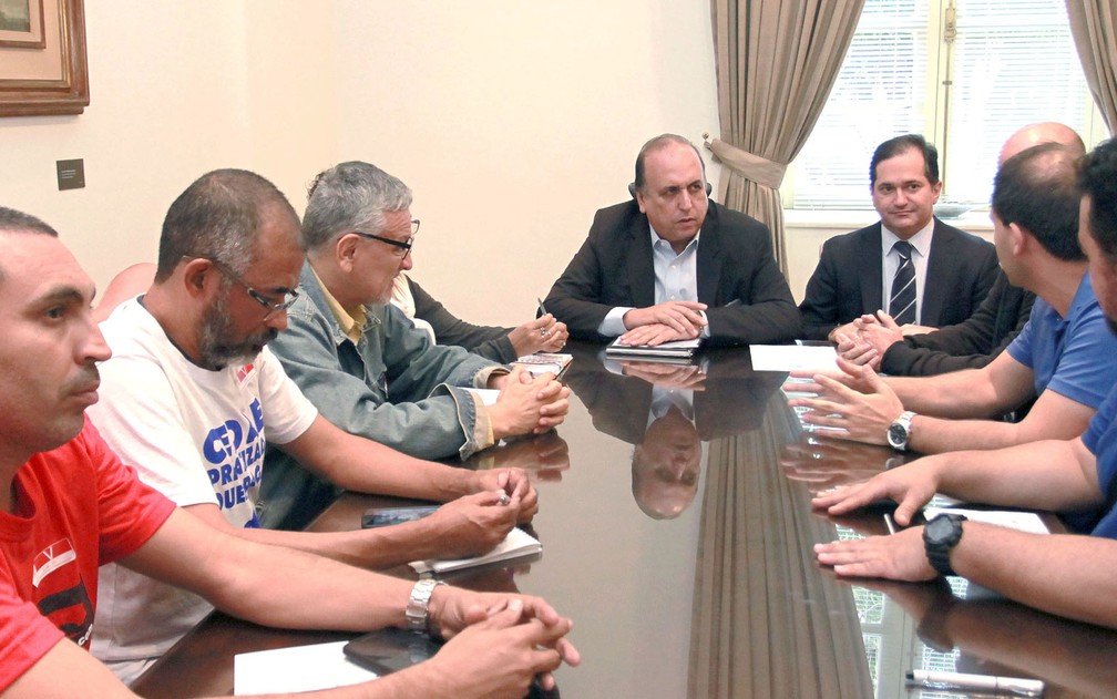 Governador Pezão reunido com representantes de servidores do RJ nesta quinta-feira (22) (Foto: Clarice Castro/Palácio Guanabara)