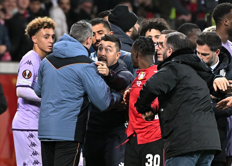 Jogadores e membros das comissões técnicas de Monaco e Bayer Leverkusen se envolvem em confusão — Foto: Benjamin Westhoff/Reuters