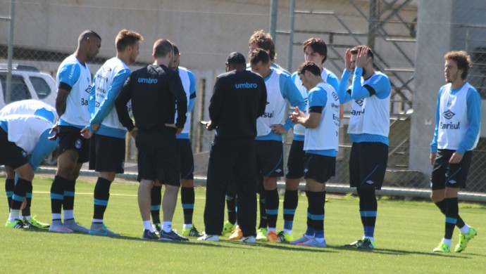 Roger define time com Tiago, Bressan, Maxi e Bobô para jogo com Figueira
