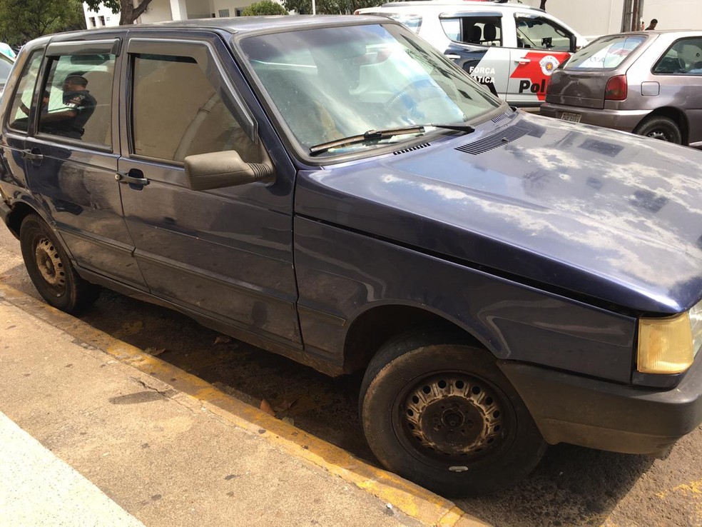 Funcionários do boxe que seria assaltado foram abordados em um carro, em Presidente Prudente — Foto: Wellington Roberto/G1