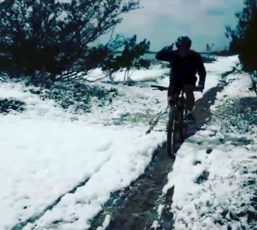 Ciclistas se surpreenderam com espuma em praia de Cabo Frio — Foto: Welington Alves/arquivo pessoal