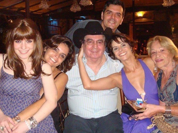 Em foto de família, Mareliz Rodriguez posa abraçadinha com o autor Benedito Ruy Barbosa, seu tio (Foto: Reprodução/Instagram)