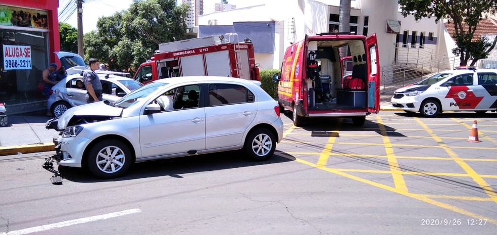 Batida envolveu dois carros em cruzamento no Centro de Presidente Prudente — Foto: Polícia Militar