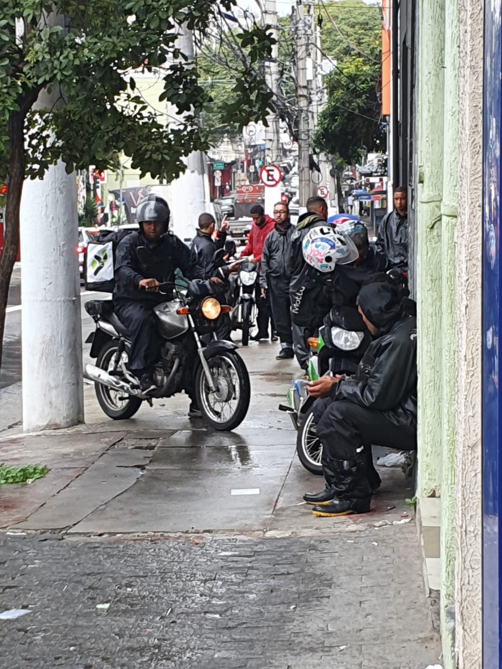 Motoboys ocupam a calçada em frente à cozinha da Vila Romana, Zona Oeste da capital — Foto: Arquivo pessoal