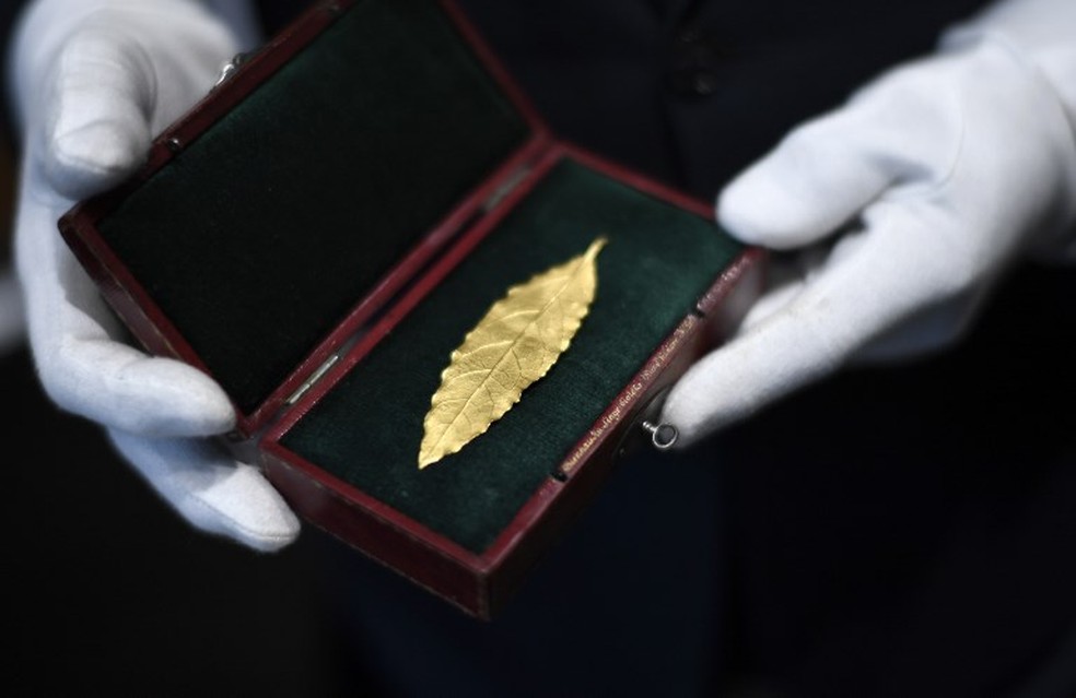 Folha de ouro da coroa de Napoleão foi leiloada na França por mais de 600 mil euros (Foto: Stephane de Sakutin / AFP)