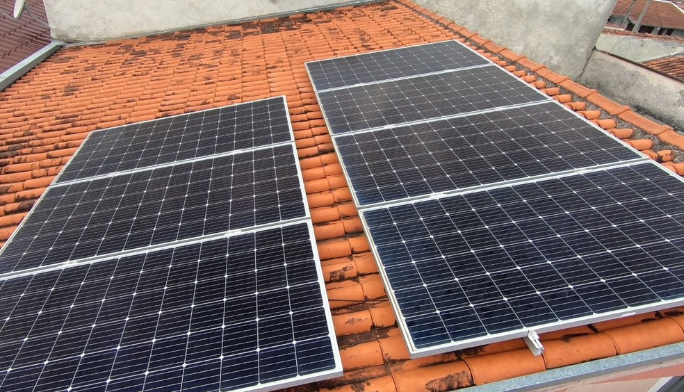 Consumidores afirmam que investimento em sistemas de energia solar se paga com economia na conta de luz. — Foto: Reprodução/RPC