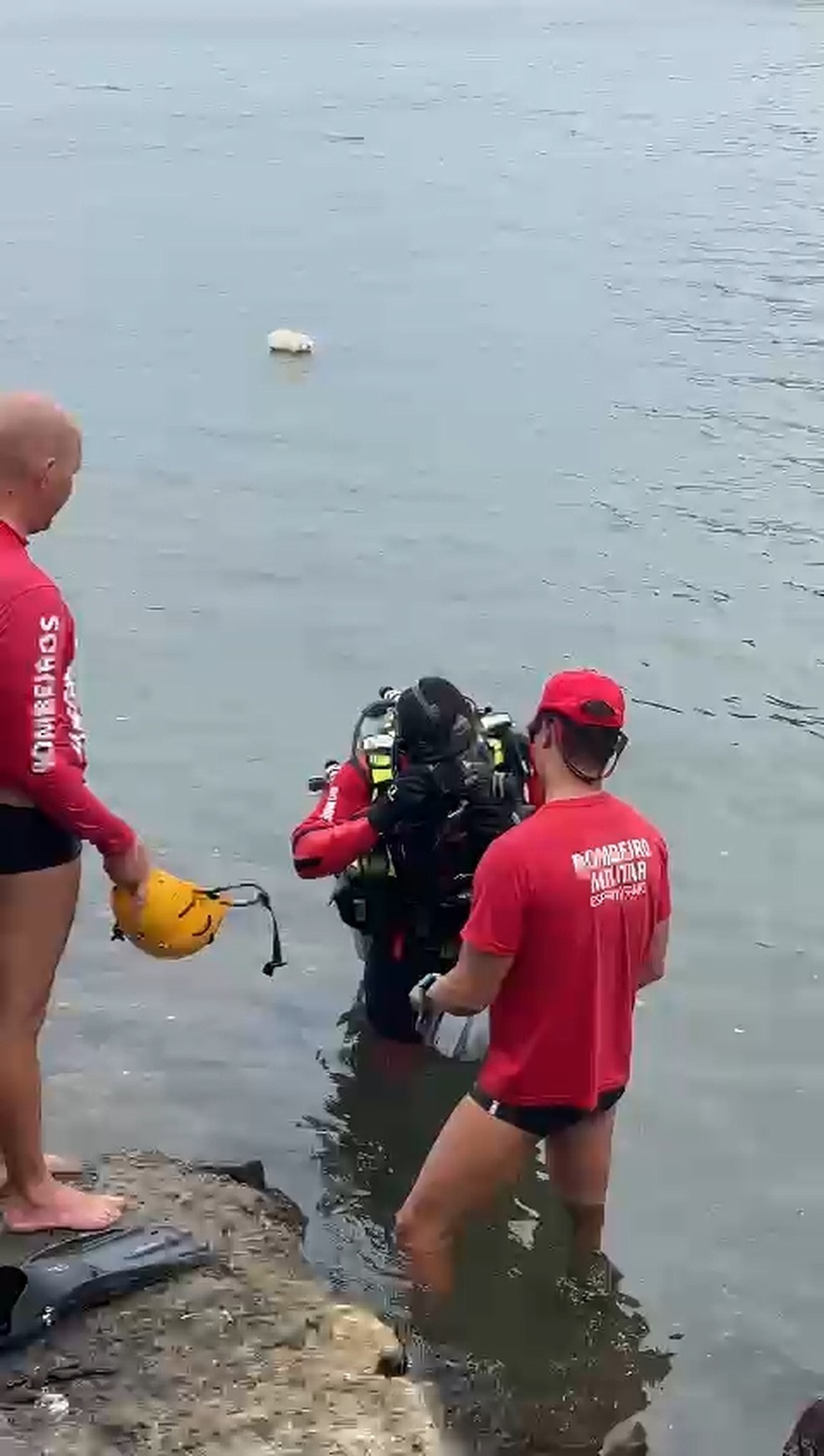 Mergulhadores atuaram nas buscas a jovem que pulou no mar em Vitória para fugir de tiroteio — Foto: Corpo de Bombeiros/Divulgação