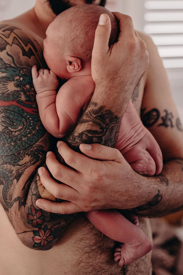 A fotógrafa Bianca Macauley, da Austrália, enviou esta foto comovente de um pai carregando com ternura seu bebê recém-nascido (Foto: Bianca Macauley)