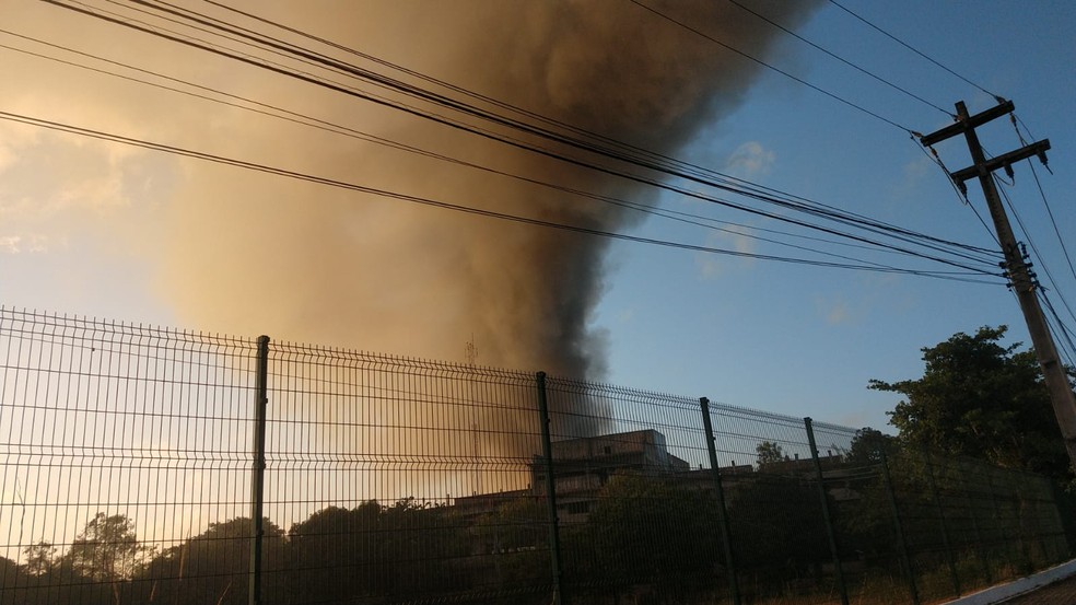 Testemunhas afirmam que fogo na sede do Tribunal de Justiça começou por volta das 2h desta segunda-feira (6). — Foto: Halisson Ferreira/ SVM