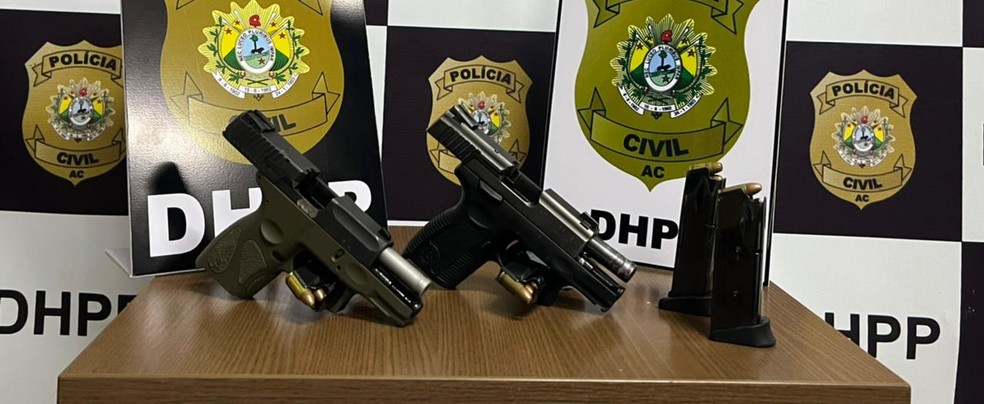 Armas de uso restrito foram apreendidas durante operação em Rio Branco — Foto: Arquivo/Polícia Civil