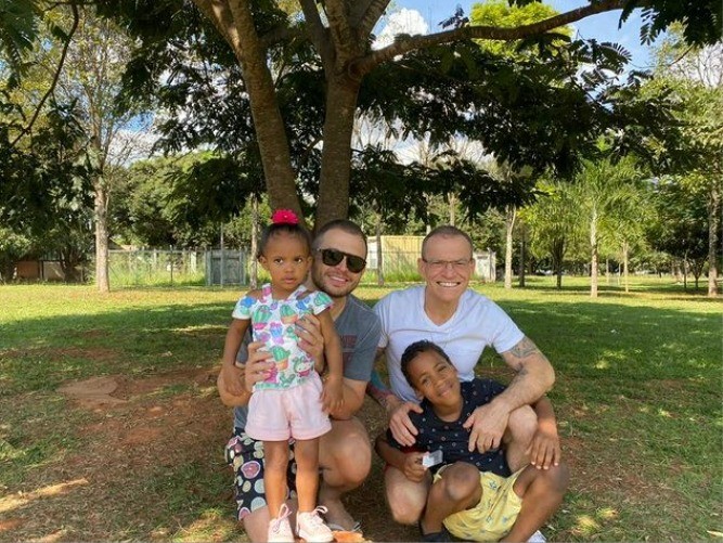 Senador Fabiano Contarato com o marido e os filhos (Foto: Reprodução/Instagram)