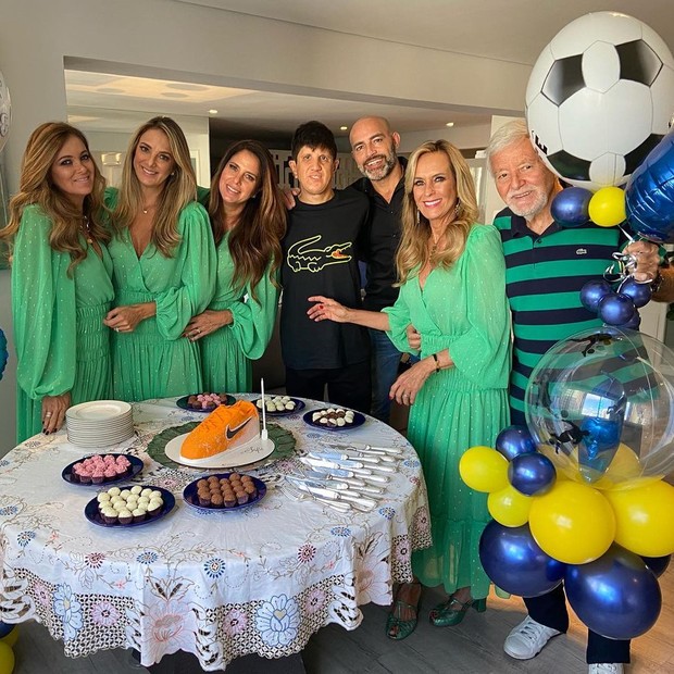 Fernando Pinheiro comemora os 41 anos com pais, irmãs e o amigo Márcio Catenacci (Foto: Reprodução/Instagram)