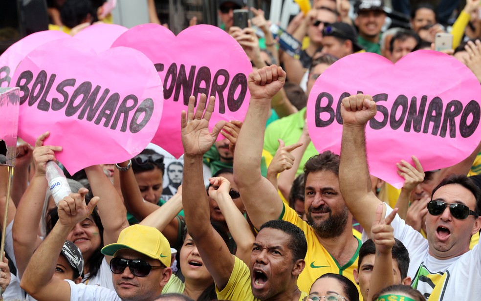 Apoiadores do candidato do PSL à Presidência, Jair Bolsonaro, se reuniram na Avenida Paulista neste domingo (30) — Foto: Paulo Whitaker/Reuters