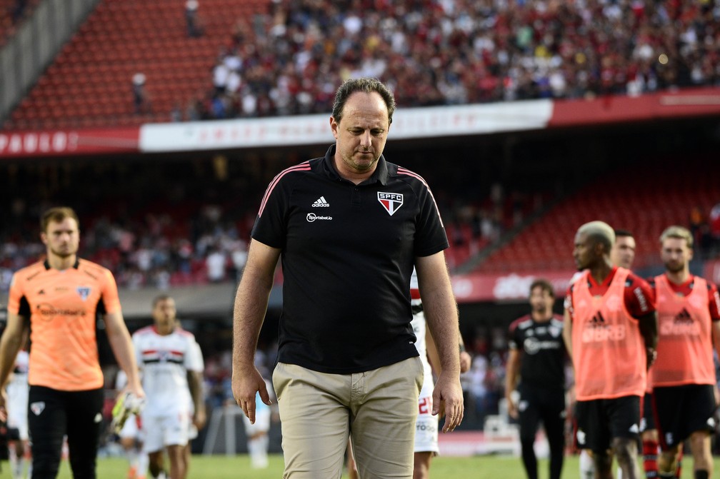 Rogério Ceni tem a missão de livrar o time do rebaixamento — Foto: Marcos Ribolli