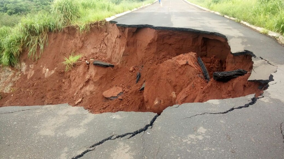 Asfalto cedeu e abriu cratera na MS-475, que está interditada (Foto: Prefeitura de Novo Horizonte do Sul/ Divulgação)