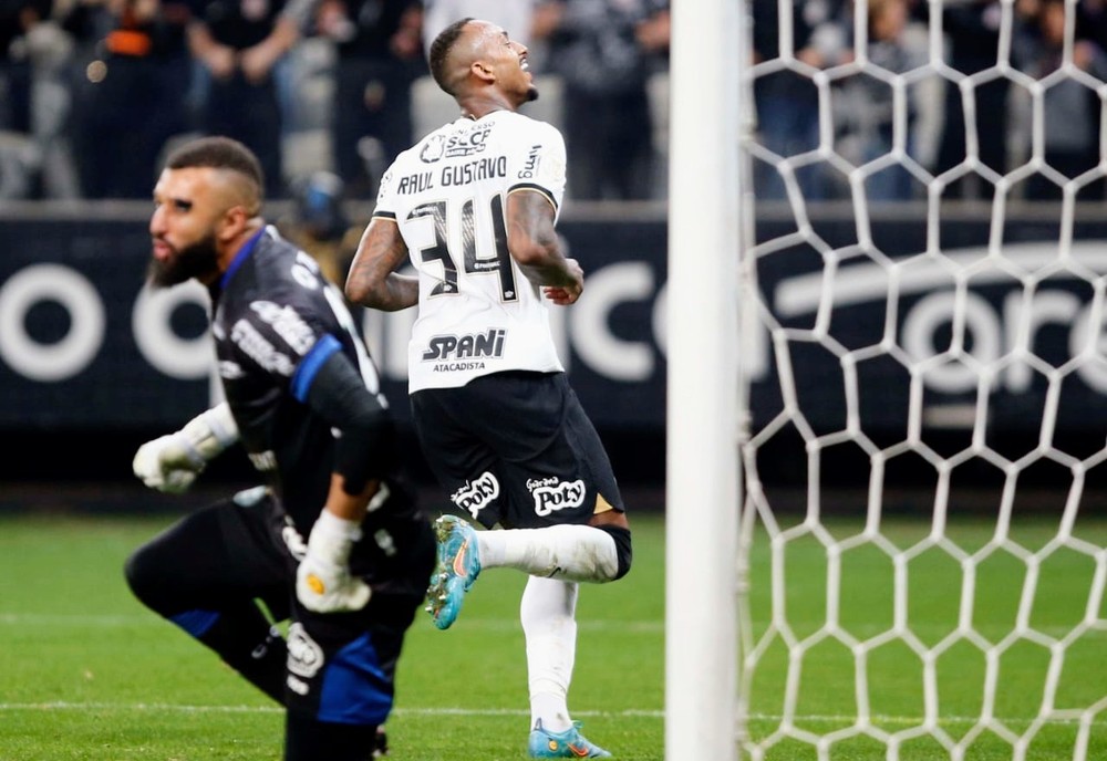 Raul Gustavo diz se inspirar em Balbuena após marcar mais uma vez pelo Corinthians! Veja os zagueiros que mais marcaram pelo clube na história