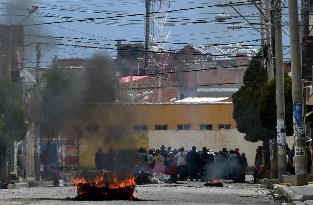 Manifestantes a favor de Evo Morales fazem barricada em La Paz, Bolívia, nesta segunda-feira (11) — Foto: Aizar Raldes/AFP