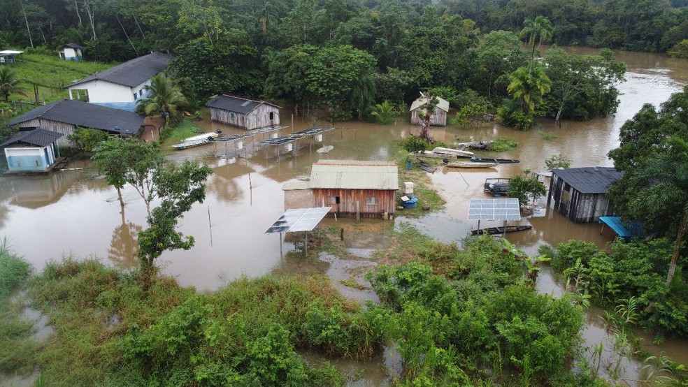 Casas foram invadidas pela água depois que o rio Jaci Paraná transbordou em RO — Foto: André Karipuna