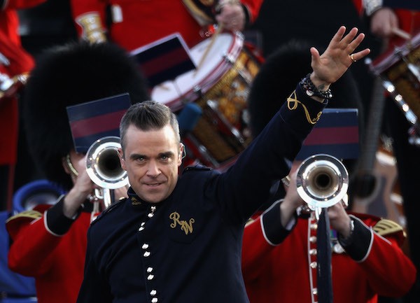 A apresentação de Robbie Wiliams em frente ao Palácio de Buckingham em 2012 (Foto: Getty Images)