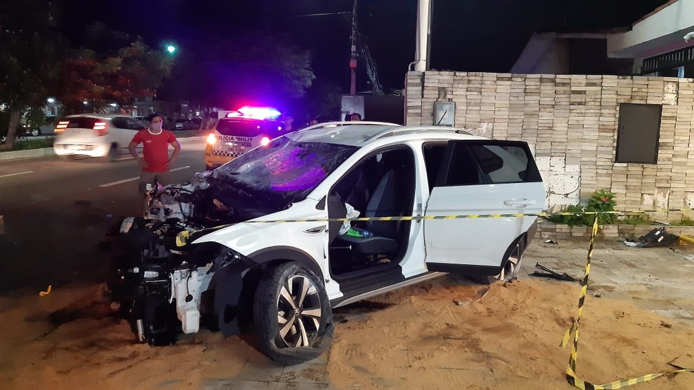 Carro ficou destru&iacute;do ap&oacute;s atingir lojas e muro na avenida Prudente de Morais. Motorista e passageira foram socorridos. &mdash; Foto: S&eacute;rgio Henrique Santos/ Inter TV Cabugi