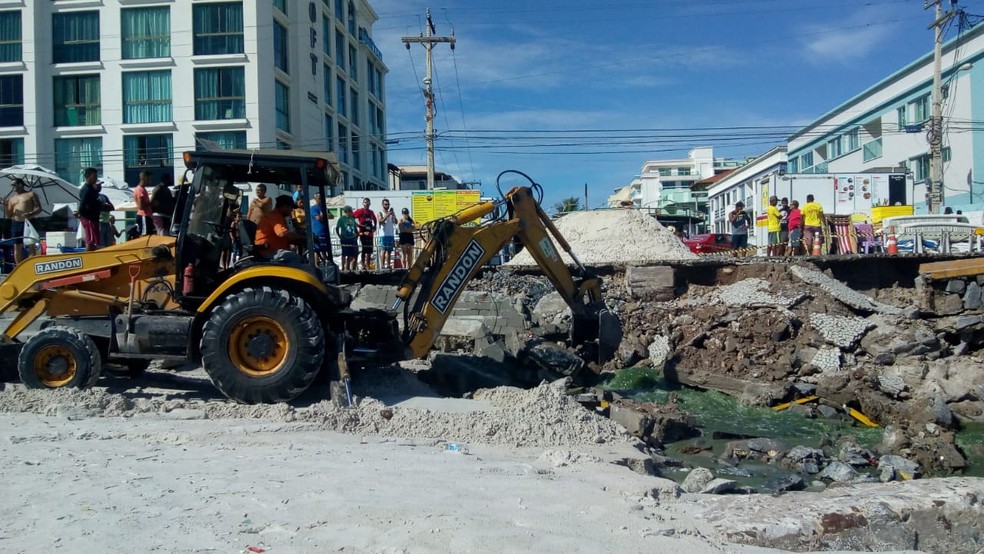 Orla da Prainha cede após forte chuva em Arraial do Cabo, no RJ — Foto: Andreza Mendonça/arquivo pessoal
