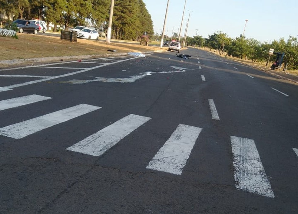 Pedestre morreu atropelado por moto ao atravessar avenida de Marília — Foto: Eduardo Meira/Arquivo Pessoal
