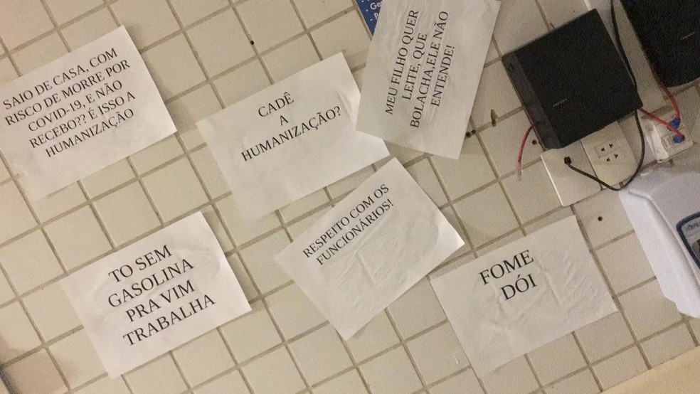 Frases foram coladas em parede de unidade de saúde — Foto: Reprodução