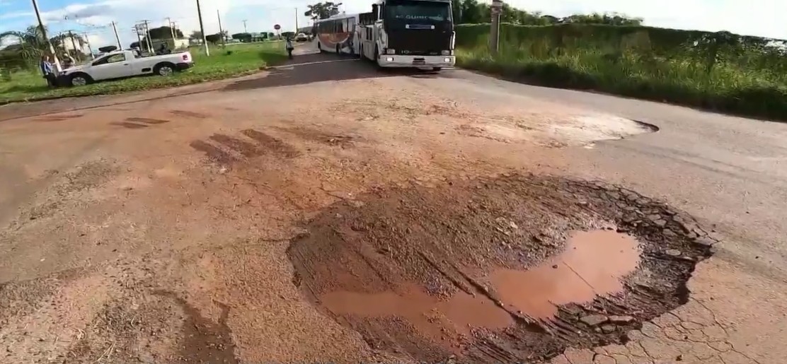 Ruas com buracos começam a ser recapeadas, mas moradores de Rio Claro esperam solução definitiva
